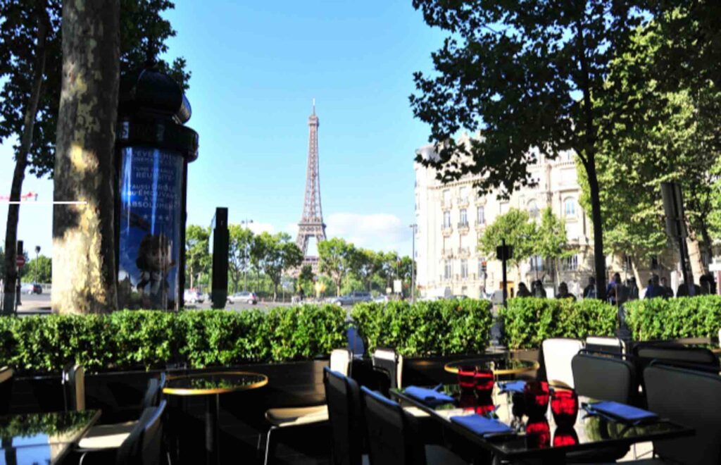 Chez Francis is one of the best restaurants with a view of the Eiffel Tower