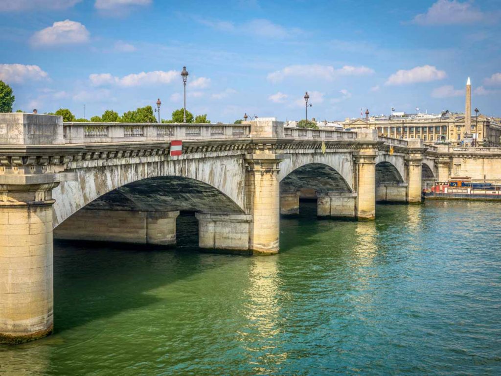 Pont de la Concorde is one of the best bridges of Paris.