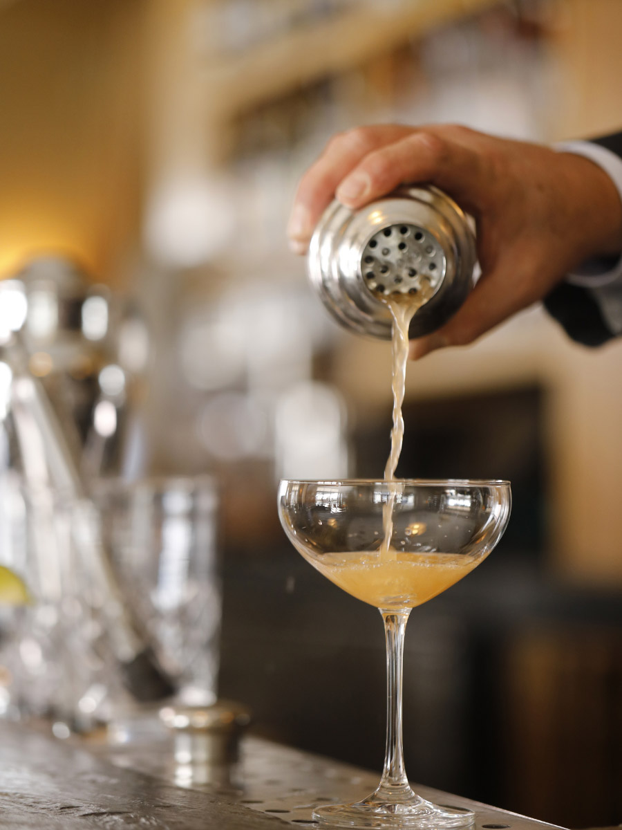 17 Best Cocktail Bars In Paris That Serve Creative Drinks - Dreams in Paris