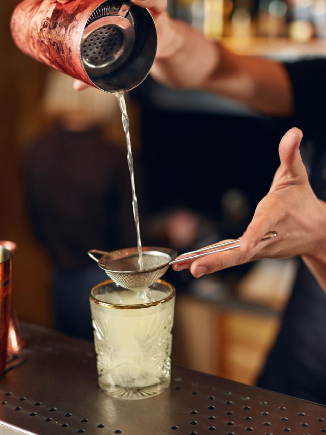 17 Best Cocktail Bars In Paris That Serve Creative Drinks - Dreams in Paris
