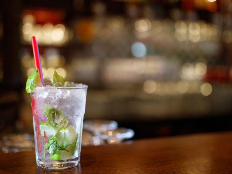 17 Best Cocktail Bars In Paris That Serve Creative Drinks - Dreams in Paris
