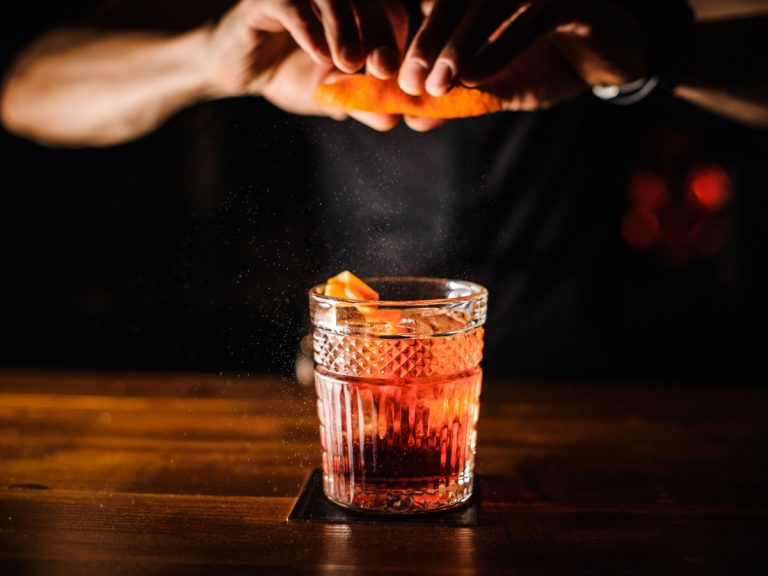 17 Best Cocktail Bars In Paris That Serve Creative Drinks - Dreams in Paris
